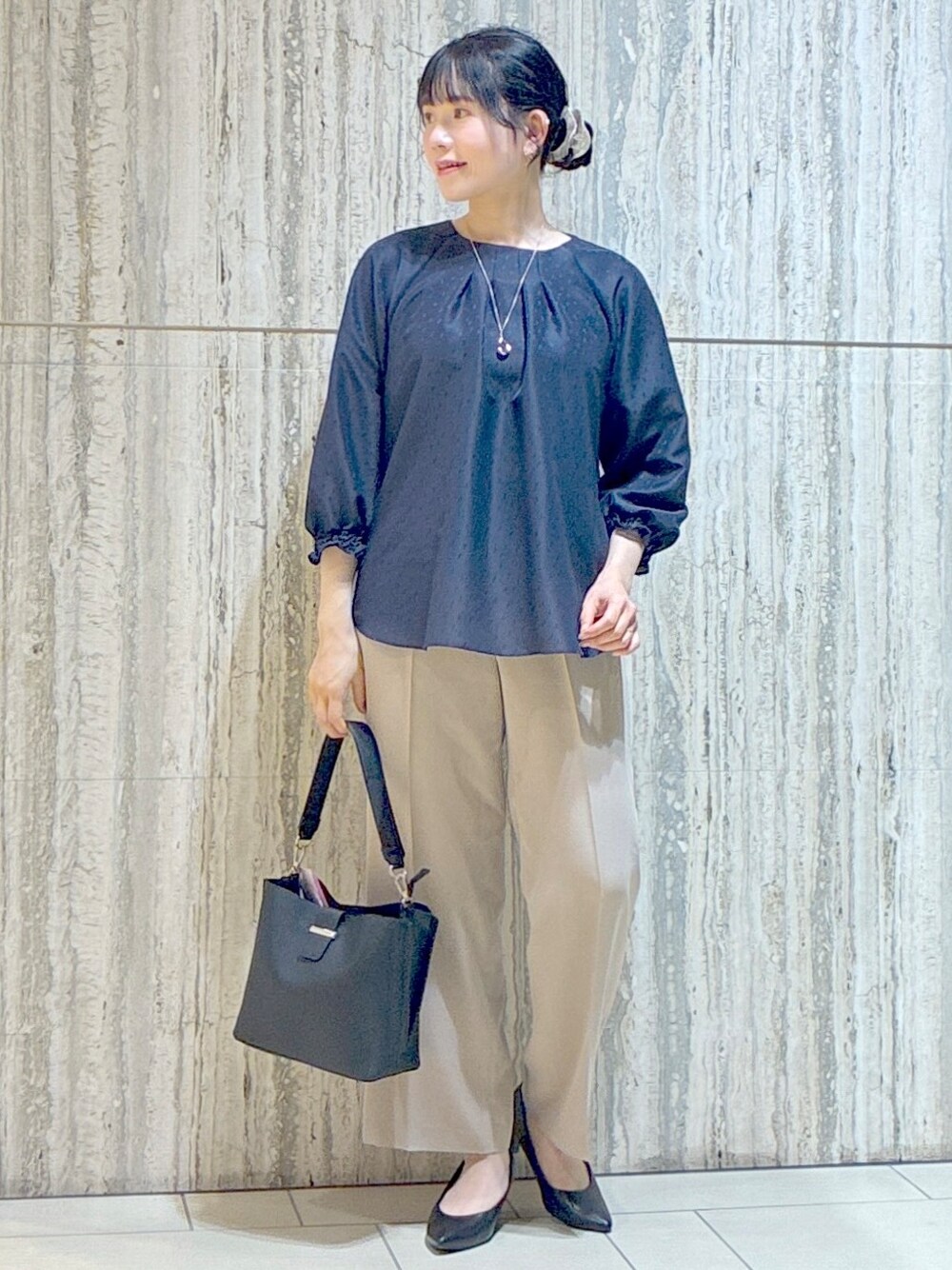 ブルー系のシャツ/ブラウス、ベージュ系のその他パンツ、ブラック系のブルゾンを着用したレディースの秋コーディネートの7枚目の写真