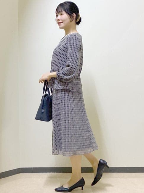 ブルー系のシャツ/ブラウス、ブルー系のスカート、ブルー系のノーカラージャケットを着用したレディースの冬コーディネートの2枚目の写真