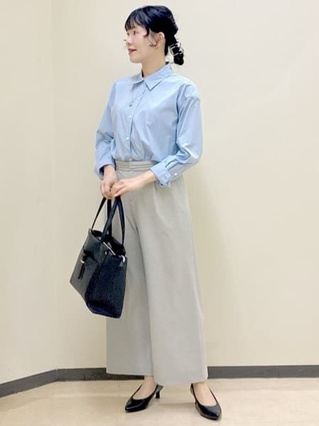 ブルー系のカーディガン/ボレロ、ブルー系のシャツ/ブラウス、グレー系のその他パンツを着用したレディースの春コーディネートの5枚目の写真