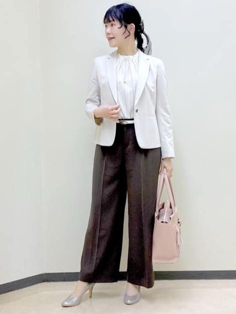 グリーン系のノーカラージャケット、ブラウン系のその他パンツ、ホワイト系のシャツ/ブラウスを着用したレディースの春コーディネートの8枚目の写真
