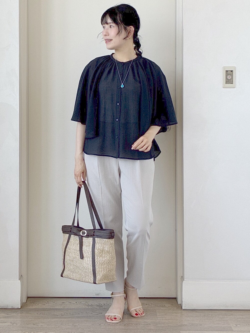 ブルー系のシャツ/ブラウス、ベージュ系のその他パンツ、ベージュ系のタンクトップを着用したレディースの夏コーディネートの9枚目の写真