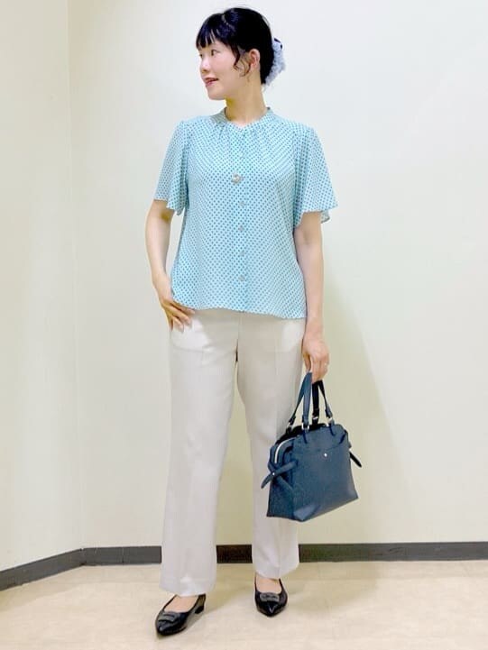 ブルー系のシャツ/ブラウス、ベージュ系のその他パンツ、ブルー系のトートバッグを着用したレディースの夏コーディネートの6枚目の写真