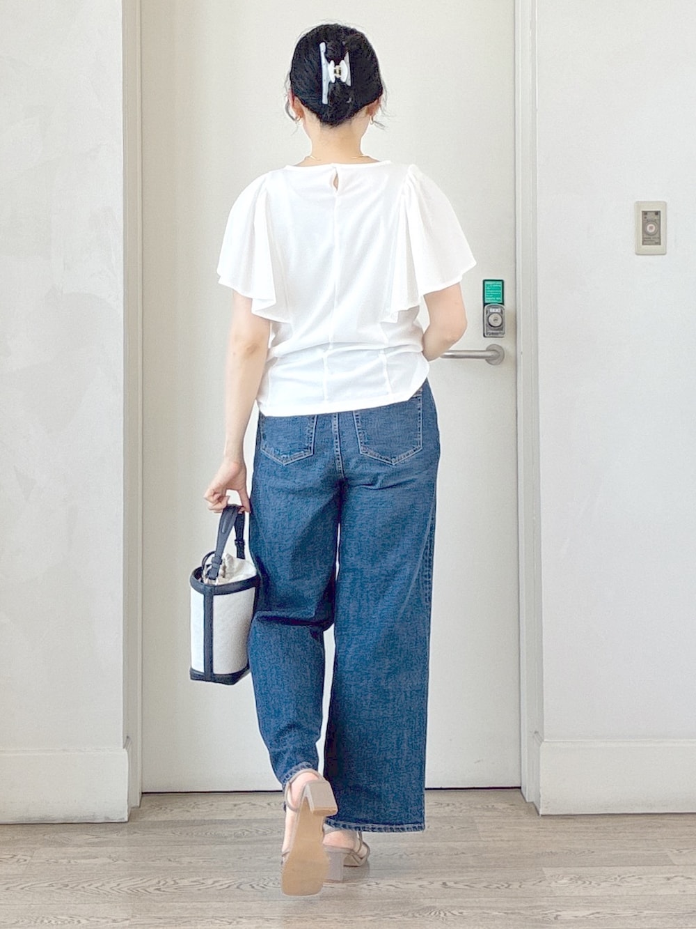 ホワイト系のTシャツ/カットソー、グリーン系のテーラードジャケット、ブルー系のデニムパンツを着用したレディースの夏コーディネートの3枚目の写真