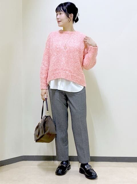 レッド系のニット/セーター、ホワイト系のTシャツ/カットソー、ブラック系のその他パンツを着用したレディースの冬コーディネートの8枚目の写真