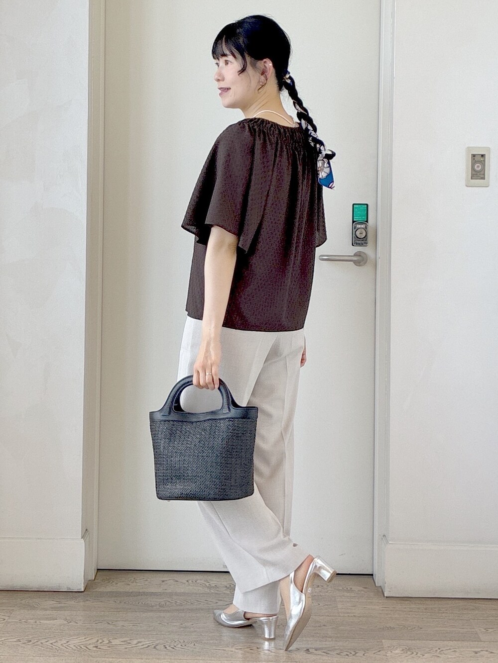 ベージュ系のその他パンツ、ブラウン系のシャツ/ブラウス、ブラック系のショルダーバッグを着用したレディースの春コーディネートの4枚目の写真