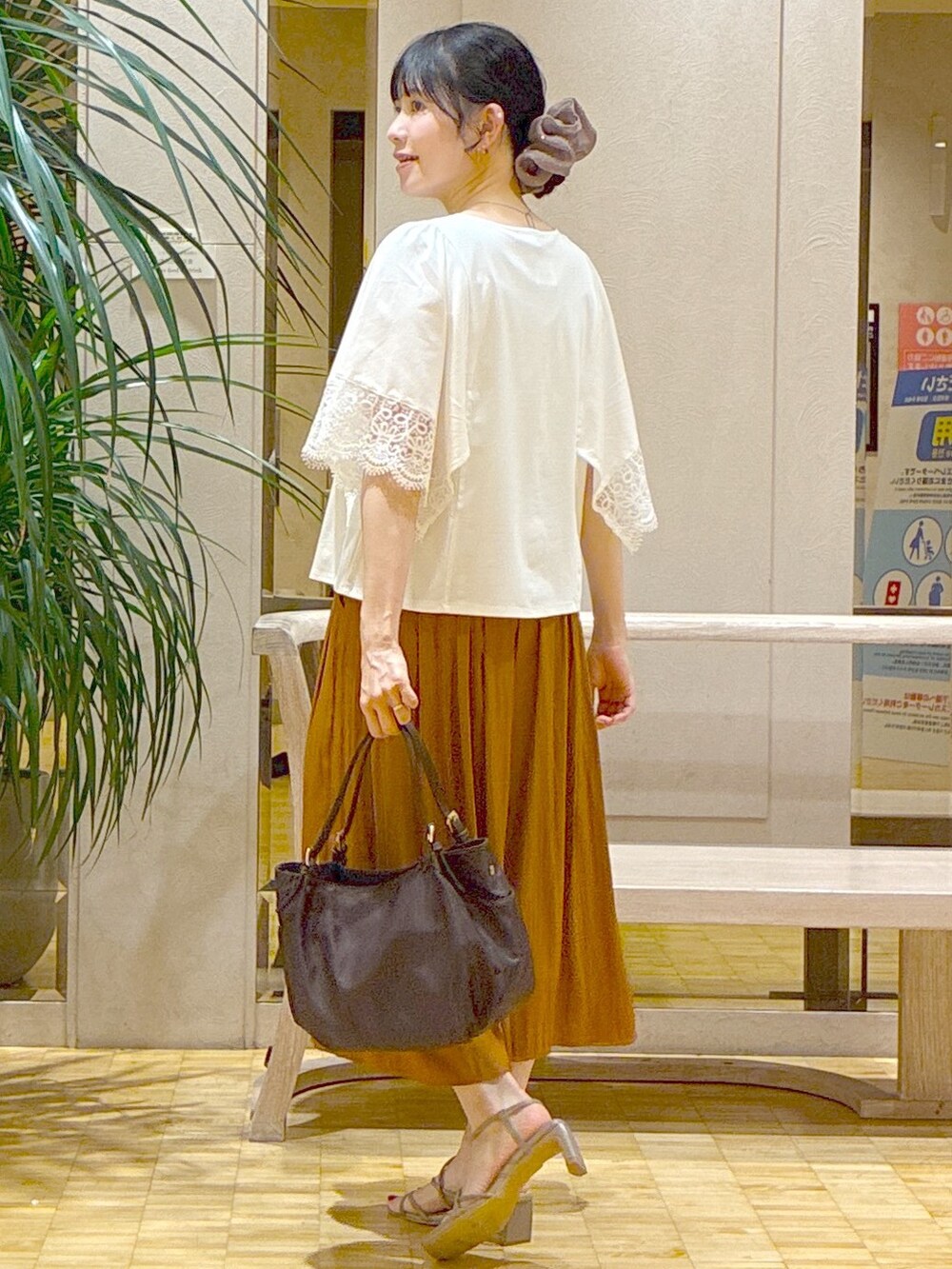 ホワイト系のTシャツ/カットソー、レッド系のその他パンツ、ベージュ系のブルゾンを着用したレディースの夏コーディネートの4枚目の写真