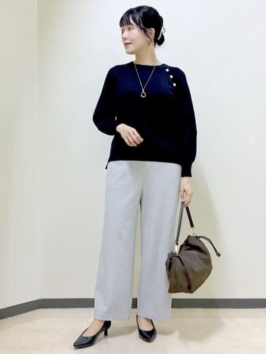 ブラック系のニット/セーター、グレー系のその他パンツ、ブラウン系のカーディガン/ボレロを着用したレディースの冬コーディネートの7枚目の写真