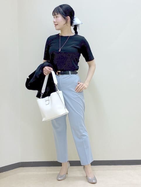 ホワイト系のシャツ/ブラウス、ブラック系のTシャツ/カットソー、ブルー系のシャツ/ブラウスを着用したレディースの冬コーディネートの6枚目の写真