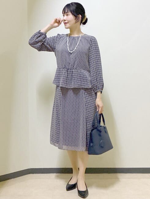 ブルー系のシャツ/ブラウス、ブルー系のスカート、ブルー系のノーカラージャケットを着用したレディースの冬コーディネートの8枚目の写真