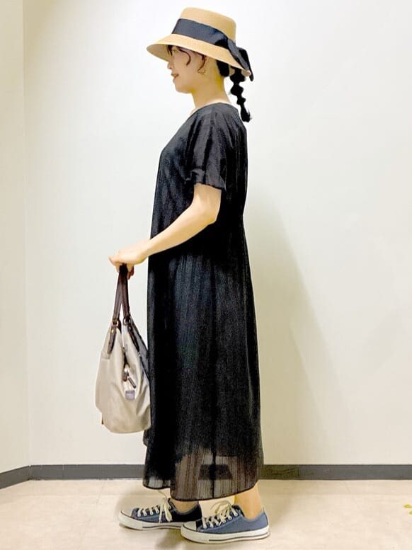 ブラック系のワンピース、レッド系のカーディガン/ボレロ、ホワイト系のトートバッグを着用したレディースの夏コーディネートの2枚目の写真