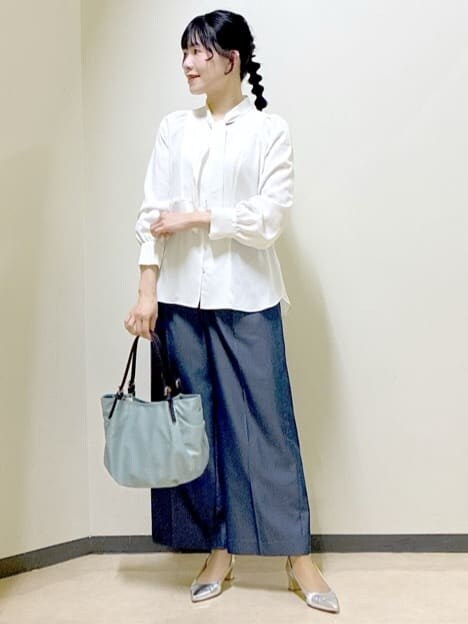 ホワイト系のシャツ/ブラウス、ブルー系のその他パンツ、ブルー系のカーディガン/ボレロを着用したレディースの冬コーディネートの5枚目の写真