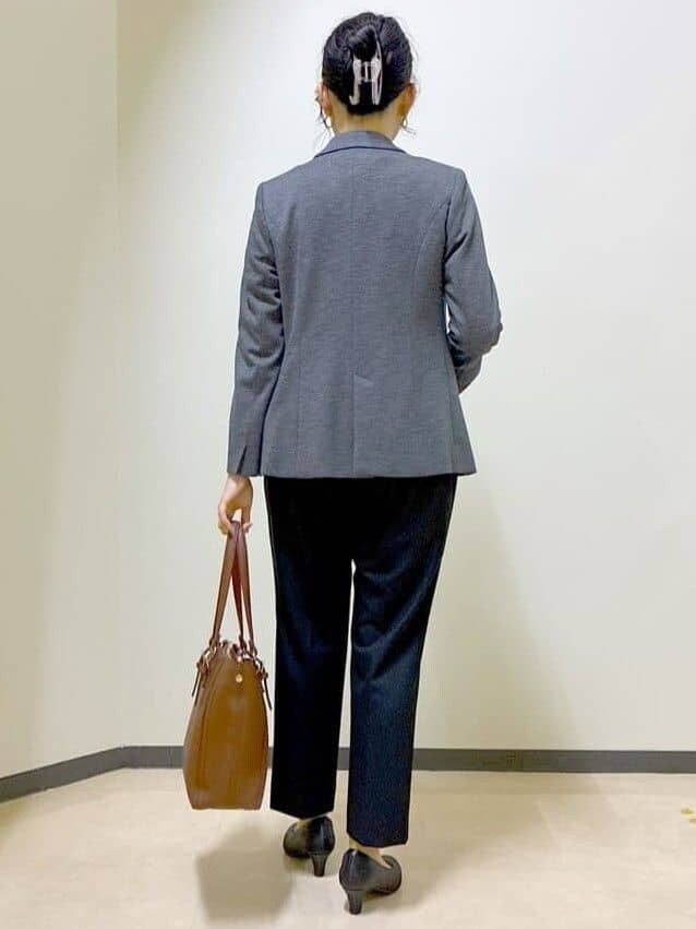 グレー系のテーラードジャケット、ブラック系のTシャツ/カットソー、ブラック系のその他パンツを着用したレディースの秋コーディネートの3枚目の写真