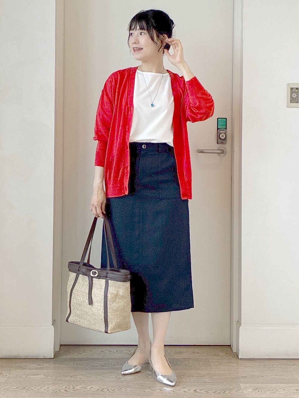 オレンジ系のカーディガン/ボレロ、ホワイト系のTシャツ/カットソー、ブルー系のスカートを着用したレディースの夏コーディネートの6枚目の写真