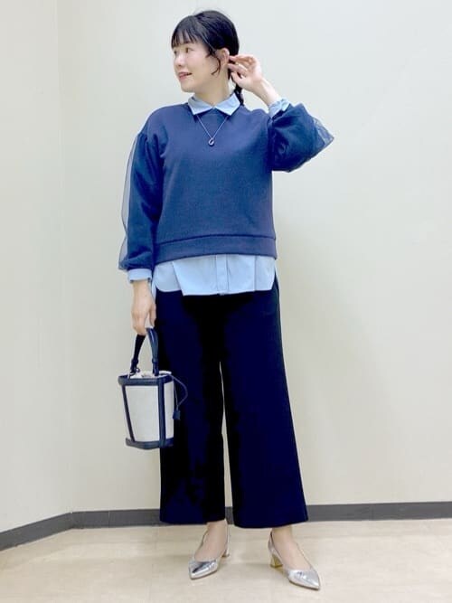 ブルー系のその他パンツ、ブルー系のシャツ/ブラウス、ブルー系のTシャツ/カットソーを着用したレディースの冬コーディネートの6枚目の写真