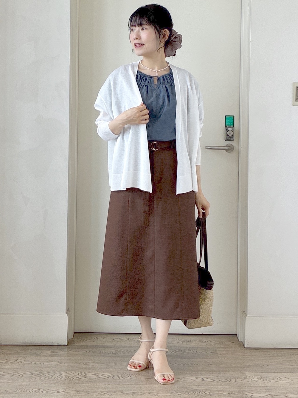 ホワイト系のカーディガン/ボレロ、ブルー系のシャツ/ブラウス、グレー系のタンクトップを着用したレディースの夏コーディネートの6枚目の写真