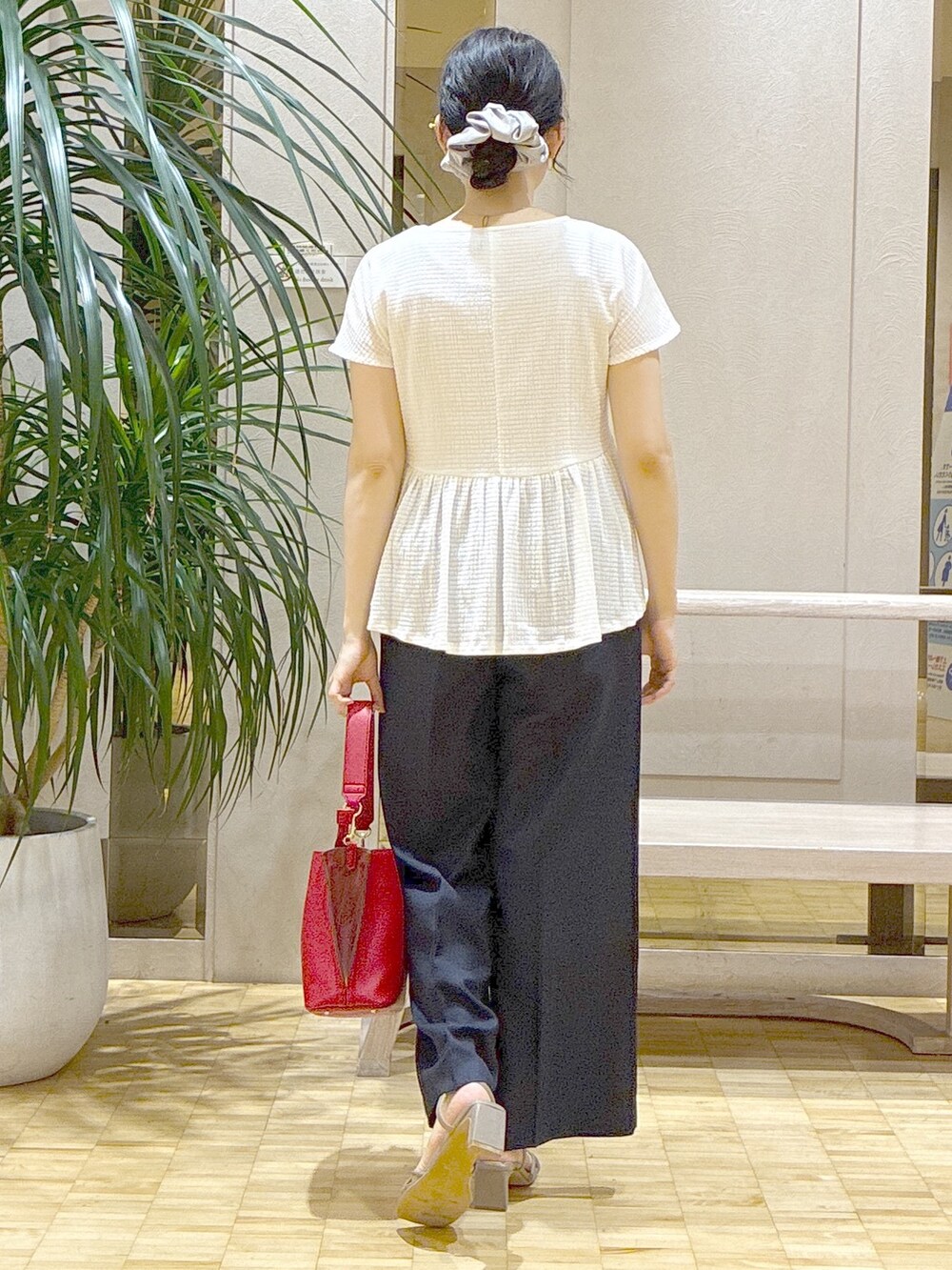 ホワイト系のTシャツ/カットソー、ブルー系のその他パンツ、レッド系のトートバッグを着用したレディースの夏コーディネートの3枚目の写真