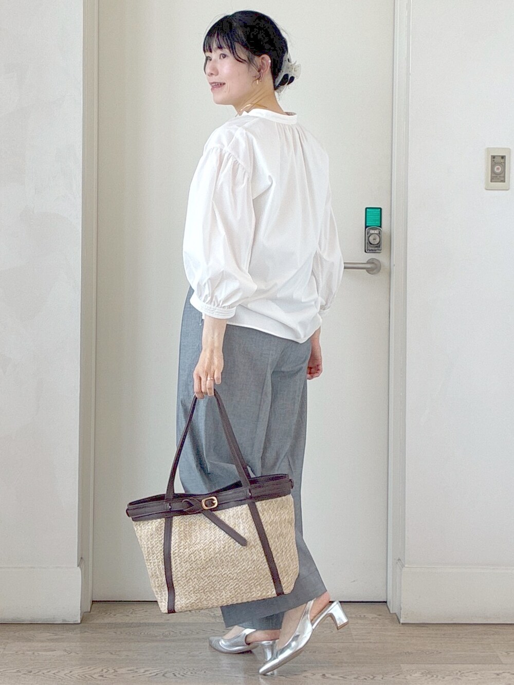 ホワイト系のシャツ/ブラウス、ベージュ系のタンクトップ、ブラック系のその他パンツを着用したレディースの夏コーディネートの9枚目の写真