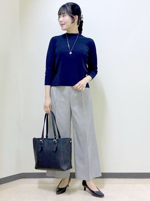 ブルー系のニット/セーター、グレー系のその他パンツ、グレー系のテーラードジャケットを着用したレディースの冬コーディネートの6枚目の写真