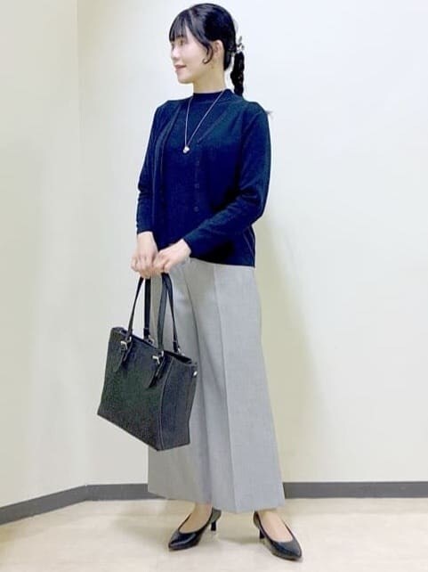 ブルー系のカーディガン/ボレロ、ブルー系のニット/セーター、グレー系のその他パンツを着用したレディースの冬コーディネートの6枚目の写真