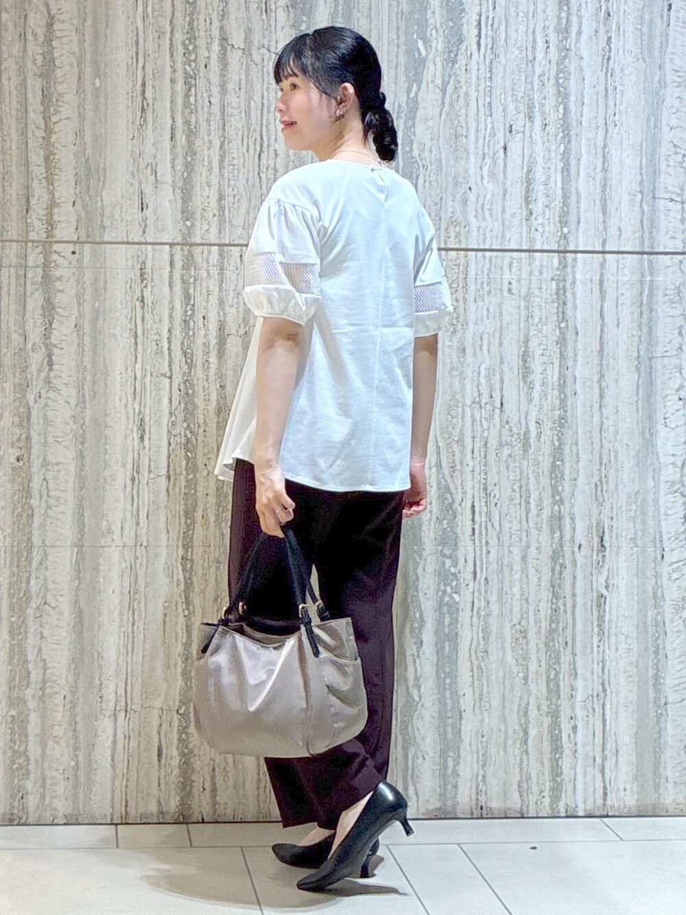 ホワイト系のTシャツ/カットソー、ブラウン系のその他パンツ、ブラウン系のトートバッグを着用したレディースの夏コーディネートの4枚目の写真