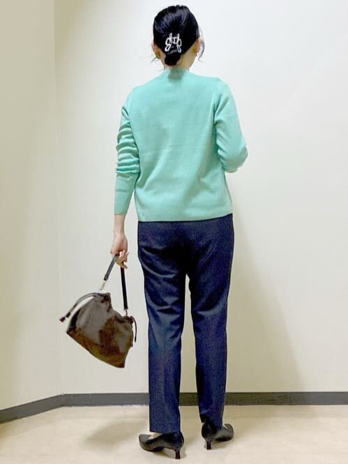 グリーン系のカーディガン/ボレロ、グリーン系のニット/セーター、ブルー系のその他パンツを着用したレディースの冬コーディネートの3枚目の写真
