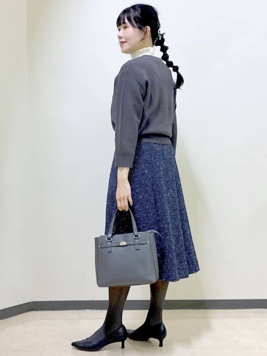 グレー系のカーディガン/ボレロ、ブラック系のタンクトップ、ホワイト系のTシャツ/カットソーを着用したレディースの冬コーディネートの4枚目の写真