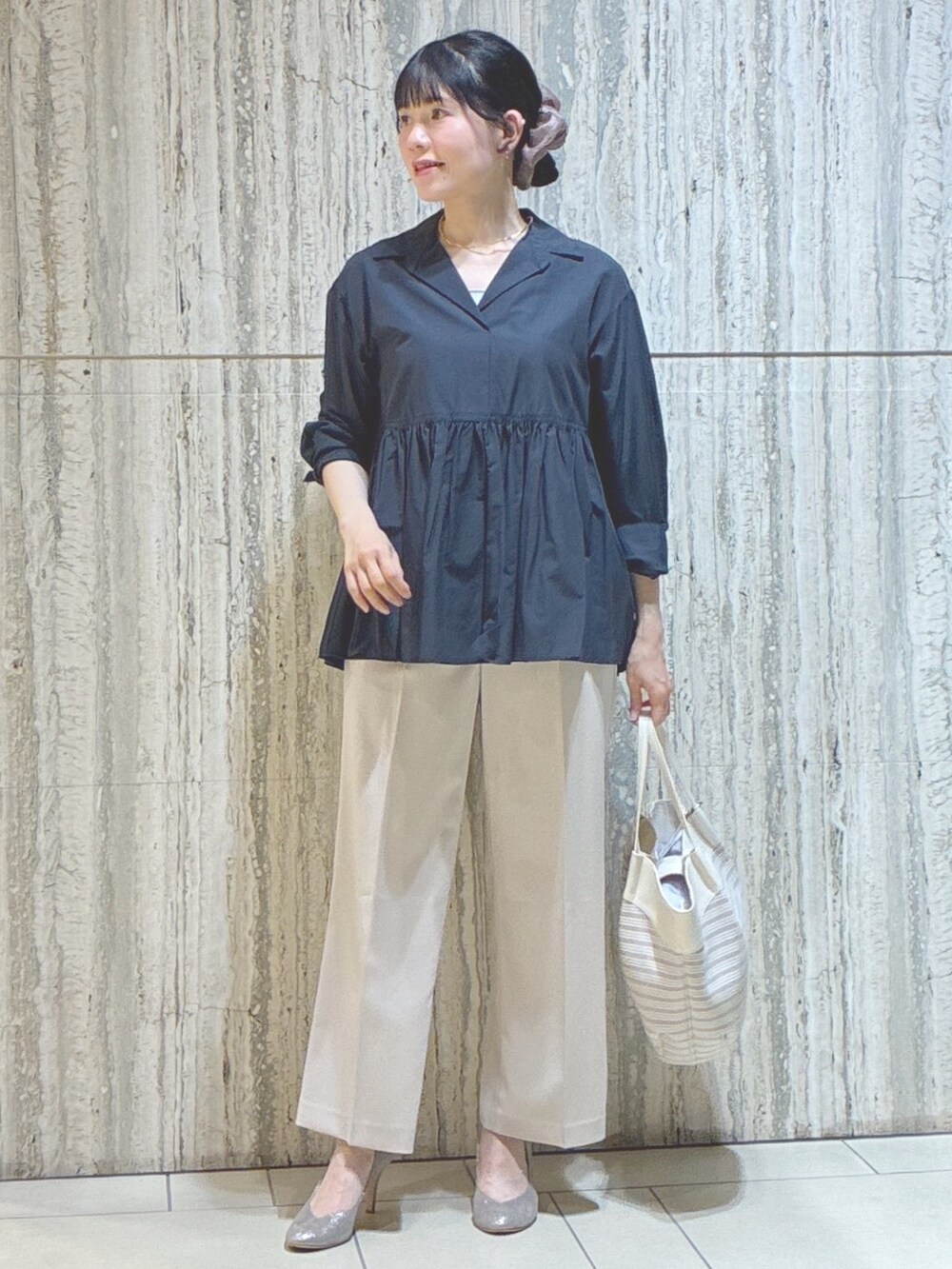 ブルー系のシャツ/ブラウス、グレー系のタンクトップ、ベージュ系のトートバッグを着用したレディースの夏コーディネートの9枚目の写真