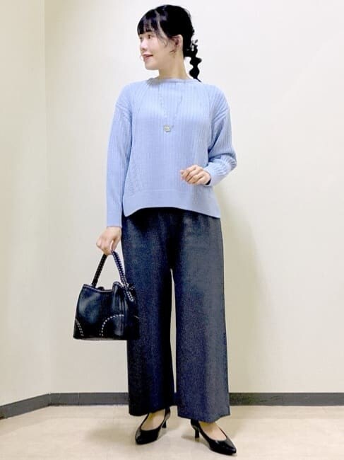 ブルー系のニット/セーター、ブルー系のその他パンツ、ブルー系のダウンジャケット/コートを着用したレディースの冬コーディネートの8枚目の写真