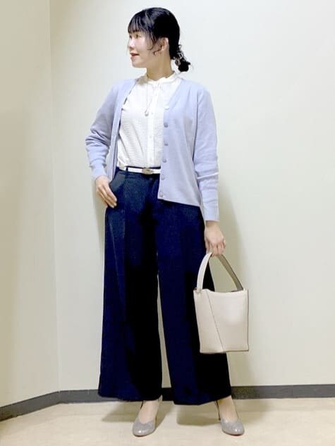 グリーン系のノーカラージャケット、ブルー系のその他パンツ、パープル系のカーディガン/ボレロを着用したレディースの春コーディネートの8枚目の写真