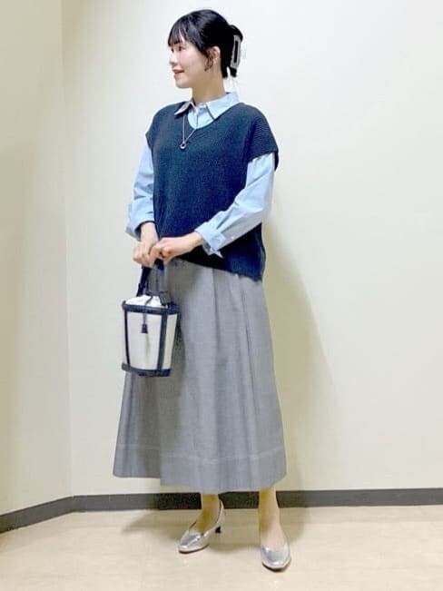 ブルー系のニット/セーター、ブルー系のシャツ/ブラウス、ブラック系のスカートを着用したレディースの春コーディネートの6枚目の写真