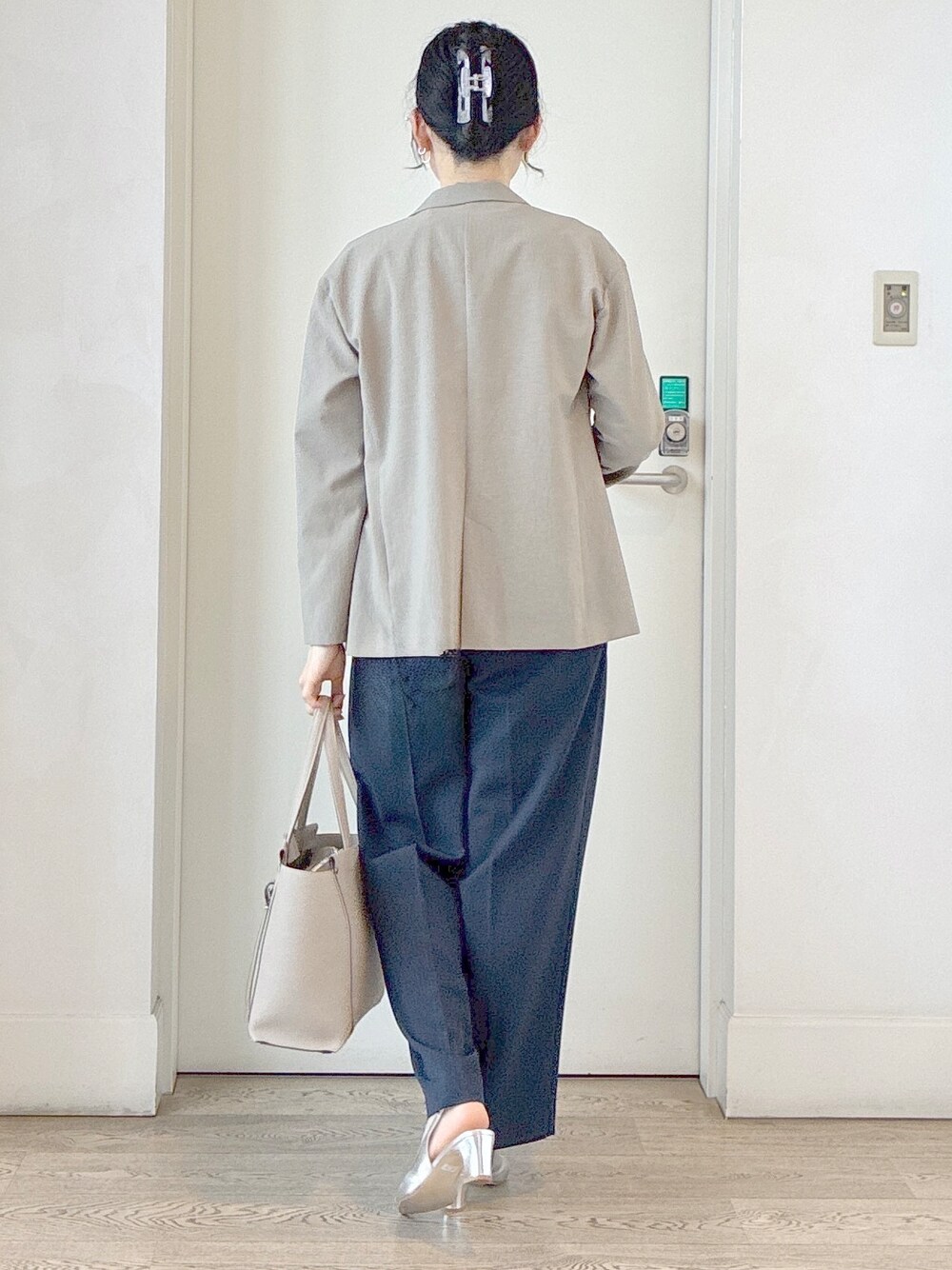 グリーン系のテーラードジャケット、ホワイト系のTシャツ/カットソー、ブルー系のその他パンツを着用したレディースの夏コーディネートの3枚目の写真