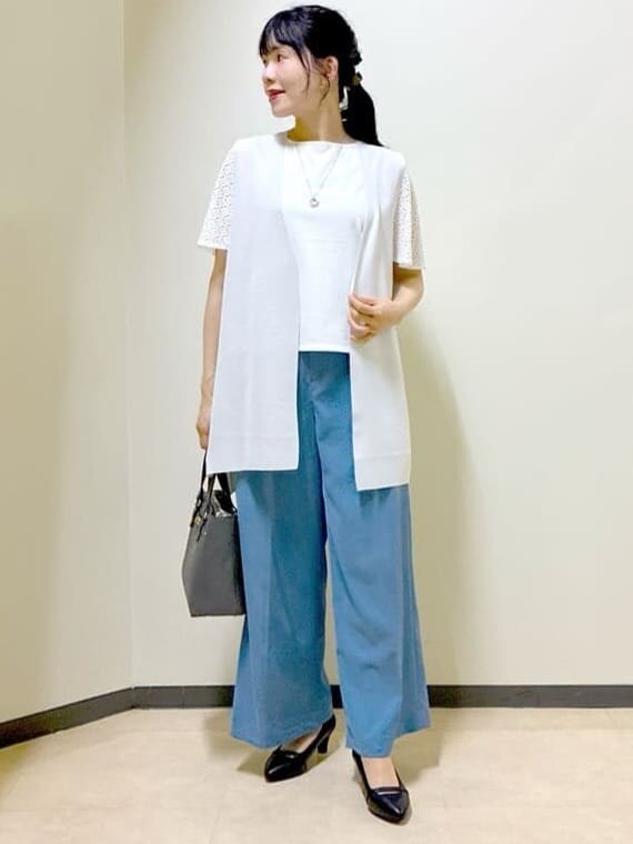 グレー系のベスト、ホワイト系のTシャツ/カットソー、ブルー系のその他パンツを着用したレディースの秋コーディネートの6枚目の写真