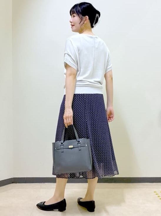 ブラック系のカーディガン/ボレロ、グレー系のニット/セーター、ブルー系のスカートを着用したレディースの秋コーディネートの10枚目の写真