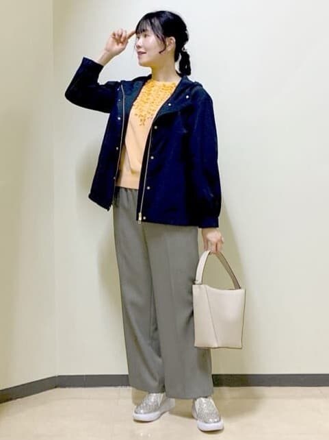 ブルー系のブルゾン、オレンジ系のニット/セーター、ベージュ系のその他パンツを着用したレディースの春コーディネートの7枚目の写真