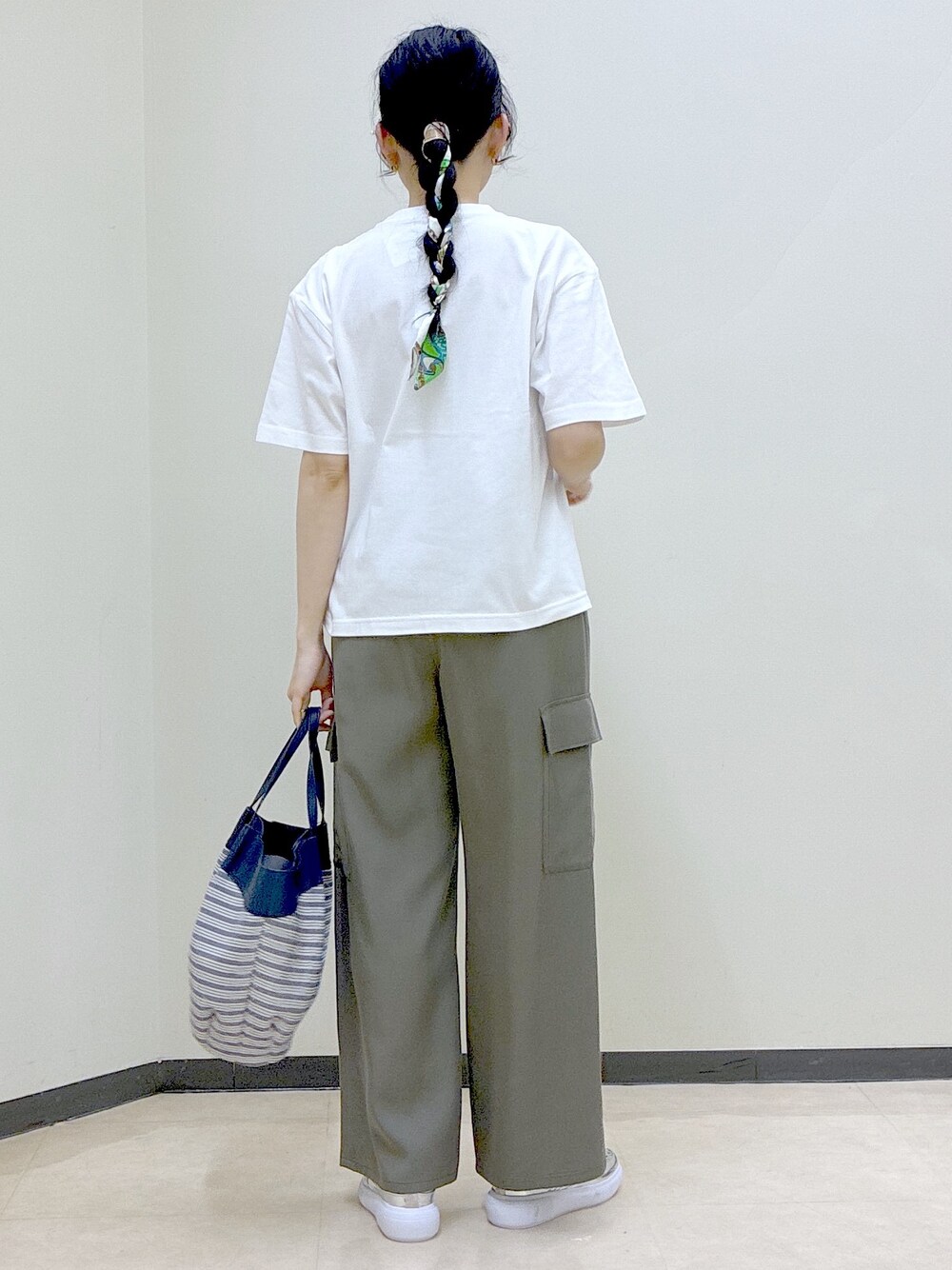 ホワイト系のTシャツ/カットソー、グリーン系のその他パンツ、ホワイト系のシャツ/ブラウスを着用したレディースの春コーディネートの3枚目の写真