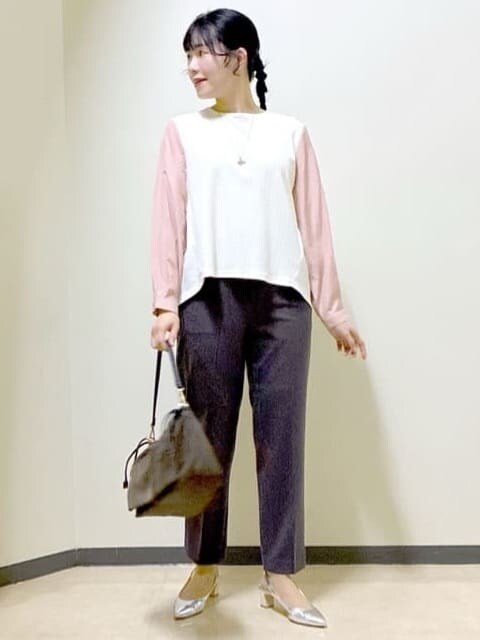 ホワイト系のTシャツ/カットソー、ブラウン系のその他パンツ、ブラウン系のショルダーバッグを着用したレディースの冬コーディネートの8枚目の写真