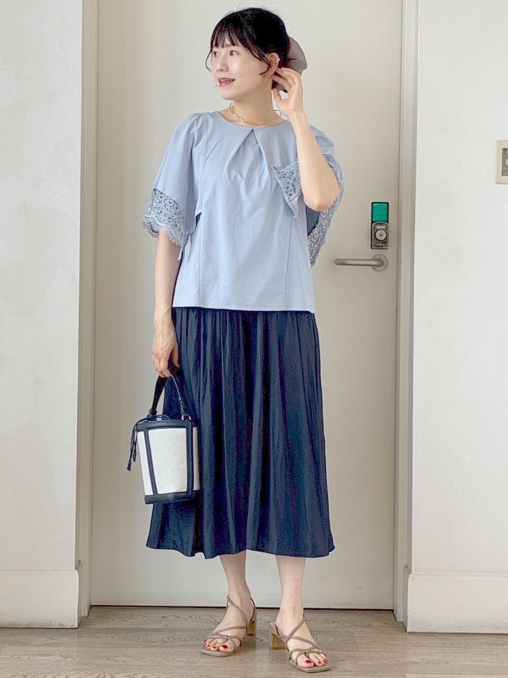 ブルー系のTシャツ/カットソー、ブルー系のブルゾン、ブルー系のその他パンツを着用したレディースの夏コーディネートの6枚目の写真