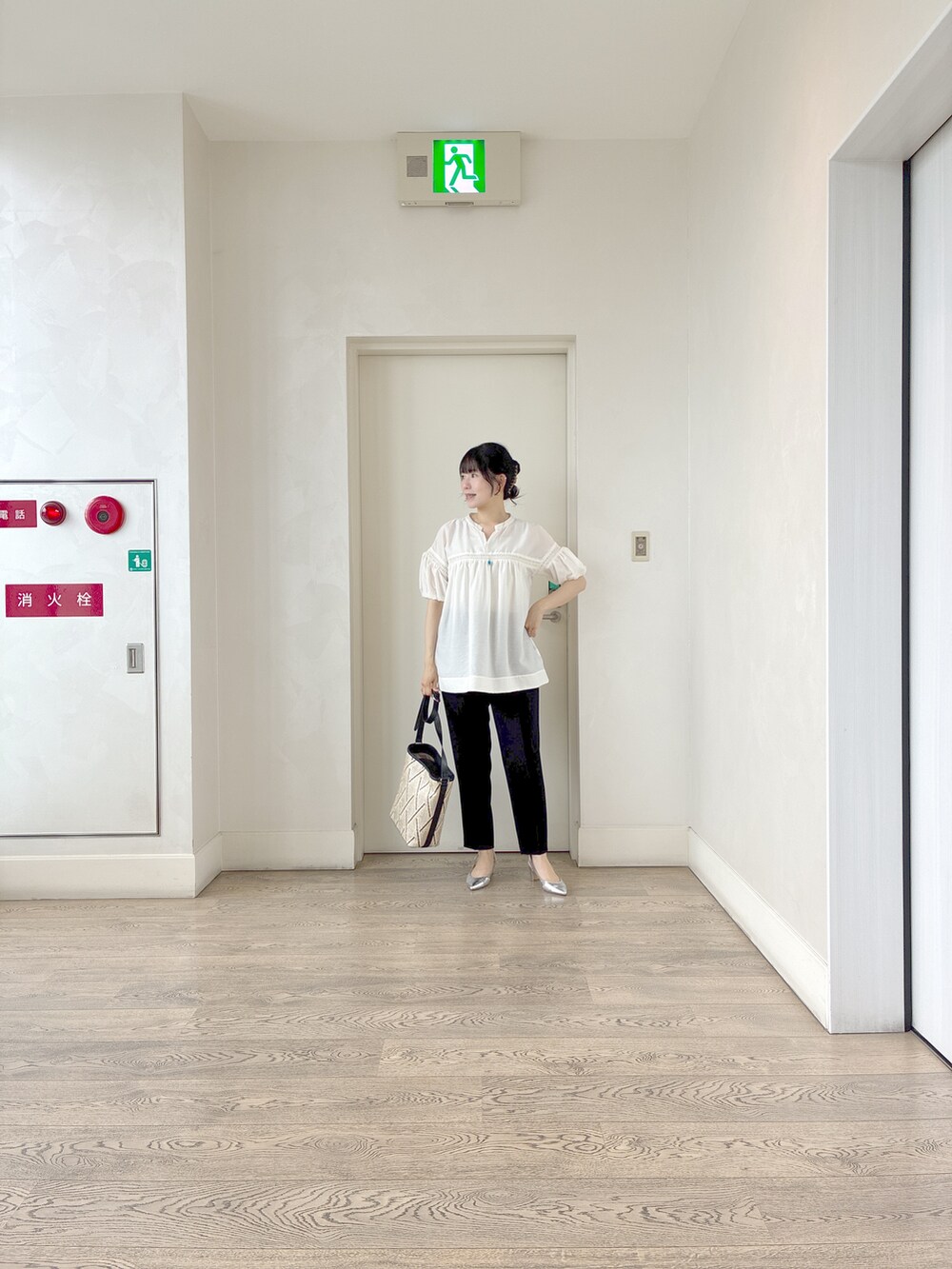 ホワイト系のシャツ/ブラウス、ベージュ系のタンクトップ、ブラック系のその他パンツを着用したレディースの夏コーディネートの8枚目の写真