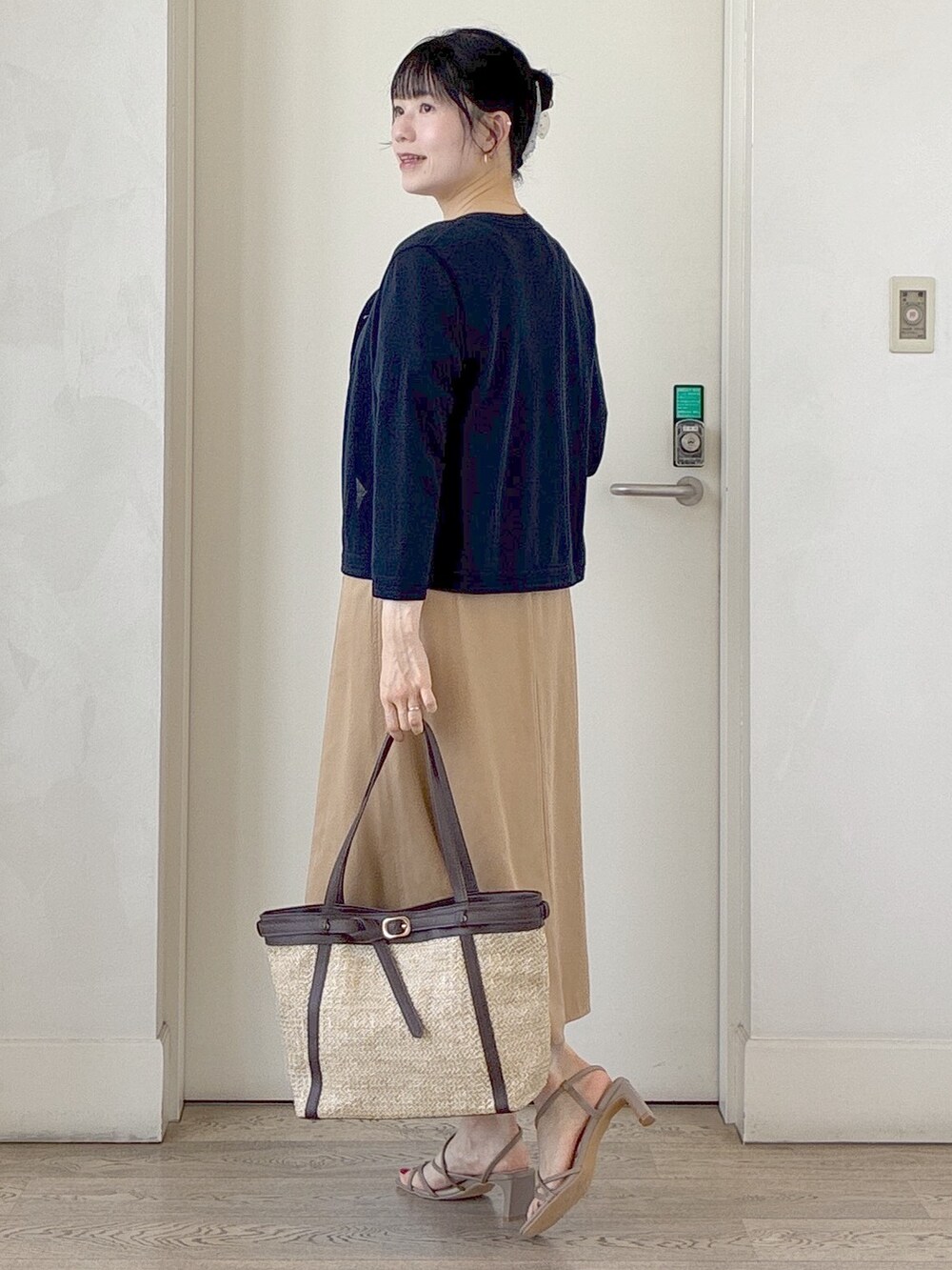 ブルー系のカーディガン/ボレロ、オレンジ系のシャツ/ブラウス、ベージュ系のスカートを着用したレディースの夏コーディネートの4枚目の写真