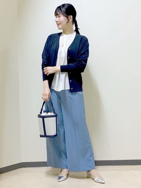ベージュ系のシャツ/ブラウス、ベージュ系のノーカラージャケット、ブルー系のその他パンツを着用したレディースの春コーディネートの5枚目の写真