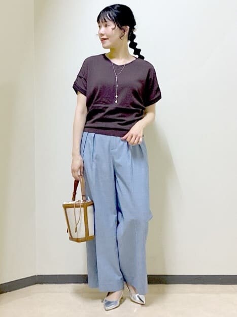 ブラウン系のニット/セーター、ブルー系のその他パンツ、グレー系のブルゾンを着用したレディースの春コーディネートの6枚目の写真