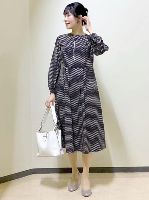 ベージュ系のワンピース、グリーン系のカーディガン/ボレロ、ホワイト系のトートバッグを着用したレディースの春コーディネートの7枚目の写真