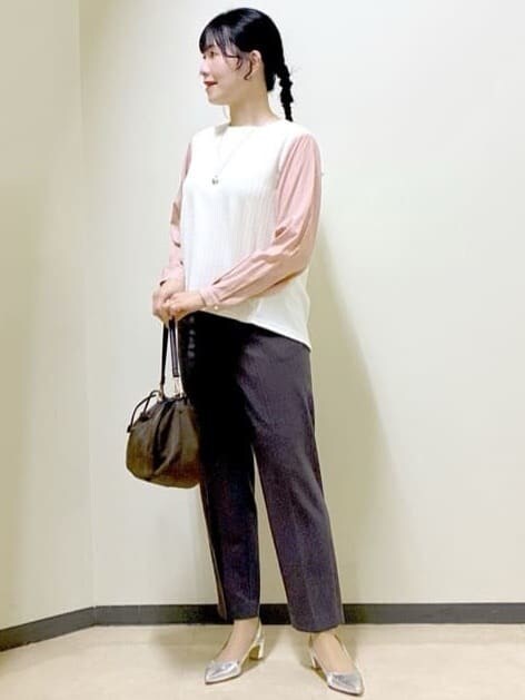 ホワイト系のTシャツ/カットソー、ブラウン系のその他パンツ、ブラウン系のショルダーバッグを着用したレディースの冬コーディネートの6枚目の写真
