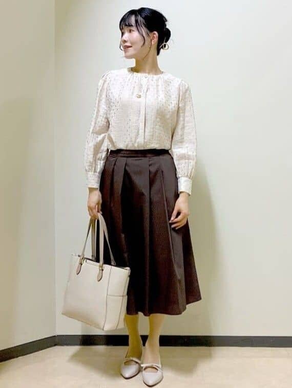 ベージュ系のシャツ/ブラウス、ブラウン系のスカート、ベージュ系のトートバッグを着用したレディースの春コーディネートの8枚目の写真