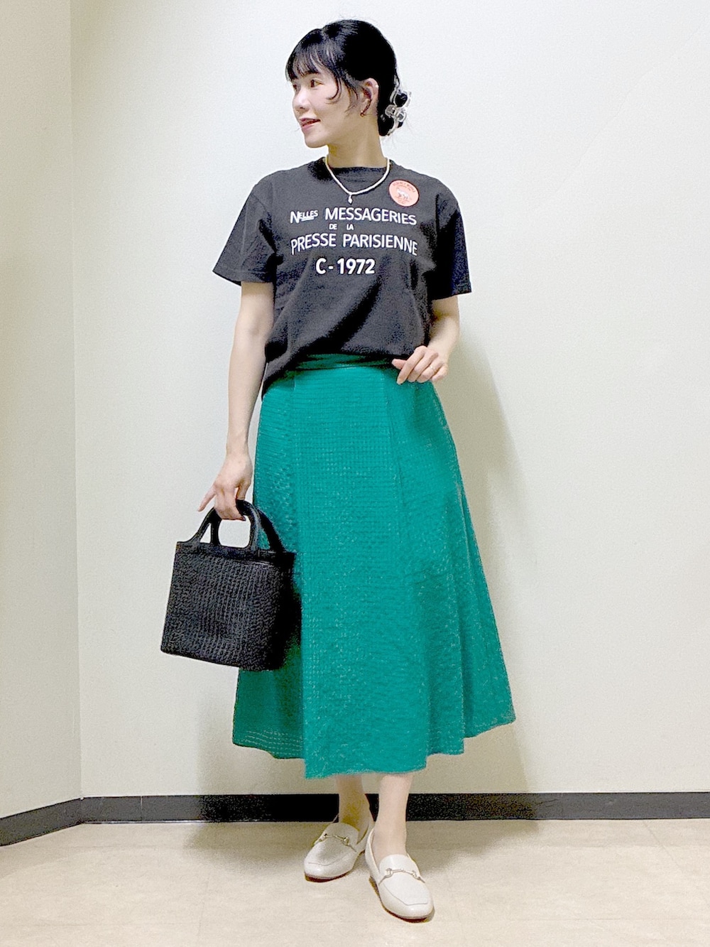グレー系のTシャツ/カットソー、グリーン系のスカート、ベージュ系のノーカラージャケットを着用したレディースの春コーディネートの7枚目の写真