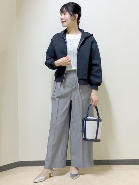ブルー系のパーカー、ホワイト系のTシャツ/カットソー、ブラック系のタンクトップを着用したレディースの冬コーディネートの9枚目の写真