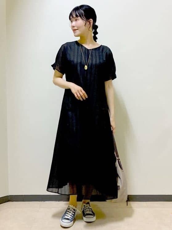ブラック系のワンピース、レッド系のカーディガン/ボレロ、ホワイト系のトートバッグを着用したレディースの夏コーディネートの6枚目の写真