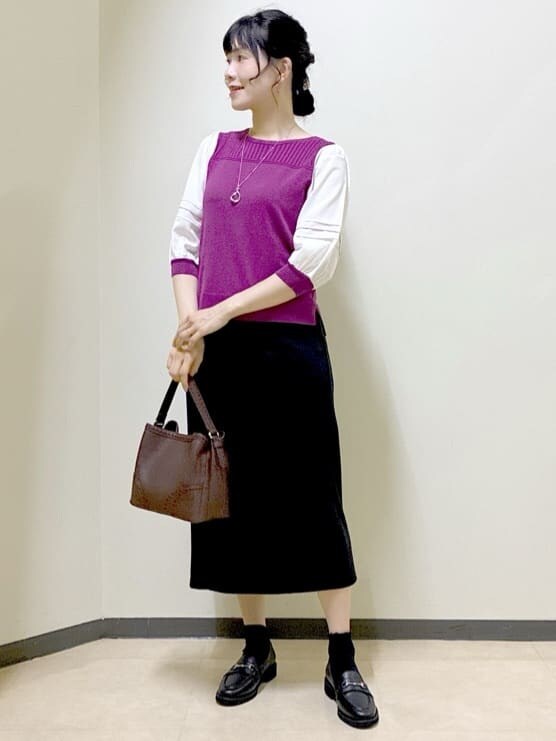 ピンク系のTシャツ/カットソー、ブラック系のスカート、ブラウン系のカーディガン/ボレロを着用したレディースの秋コーディネートの8枚目の写真