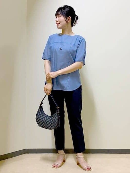 ブルー系のシャツ/ブラウス、ブルー系のその他パンツ、グレー系のカーディガン/ボレロを着用したレディースの夏コーディネートの7枚目の写真
