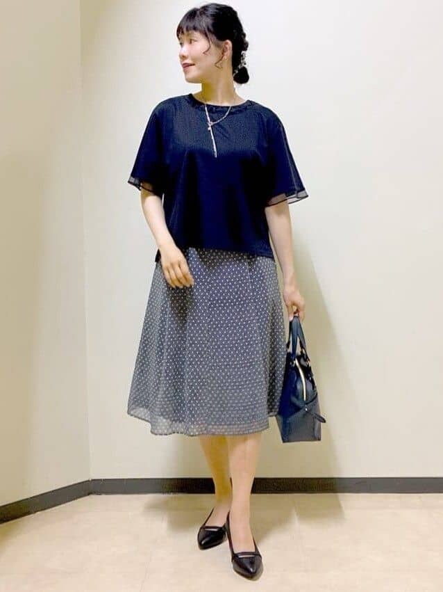 ブルー系のTシャツ/カットソー、ブルー系のスカート、ブルー系のトートバッグを着用したレディースの夏コーディネートの8枚目の写真
